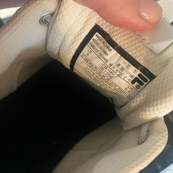 🇺🇸FILA sneakers- unisex but womens sizing! ✨EUC✨used for an outdoor photo … - Picture 7 of 12